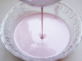 日式樱花蔓越莓大福,2、糯米粉、栗粉、牛奶、细砂糖、蔓越莓果汁一起加入搅拌盆中搅拌均匀，过筛。