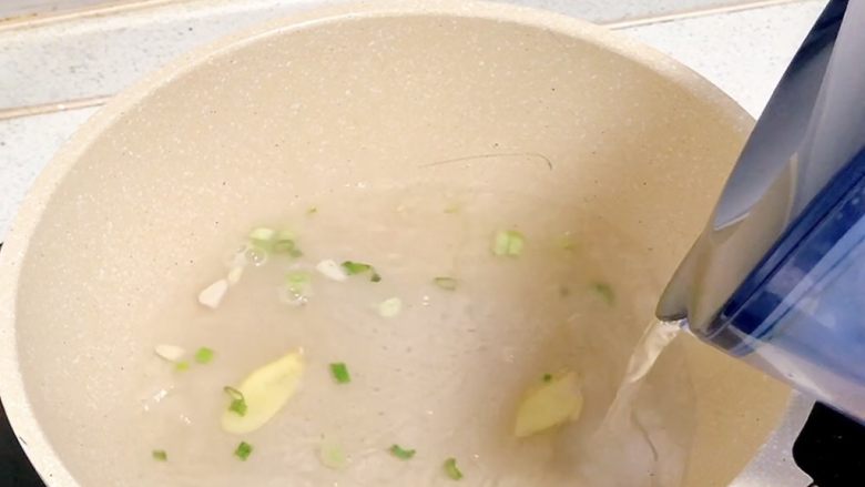 菠菜鱼丸汤,加入清水