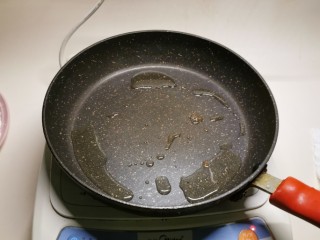 干煎带鱼,起油锅放入食用油。