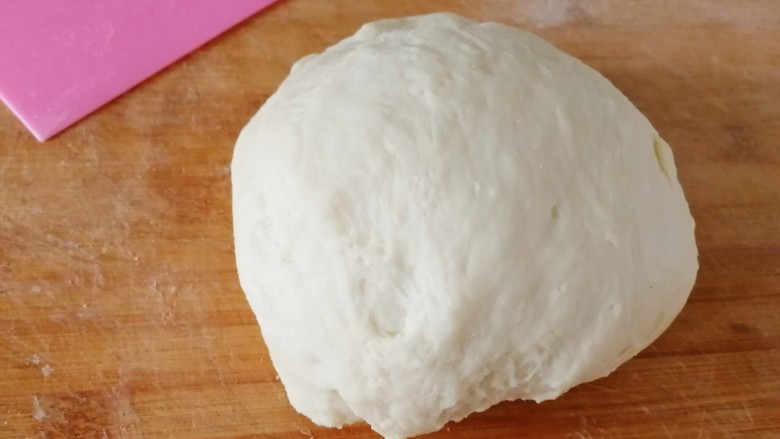酸奶面包,3-5分钟后就可以揉成表面光滑又不黏手的面团了。