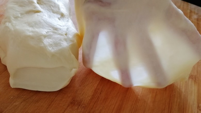 酸奶面包,大约搓揉10分钟，出手膜。