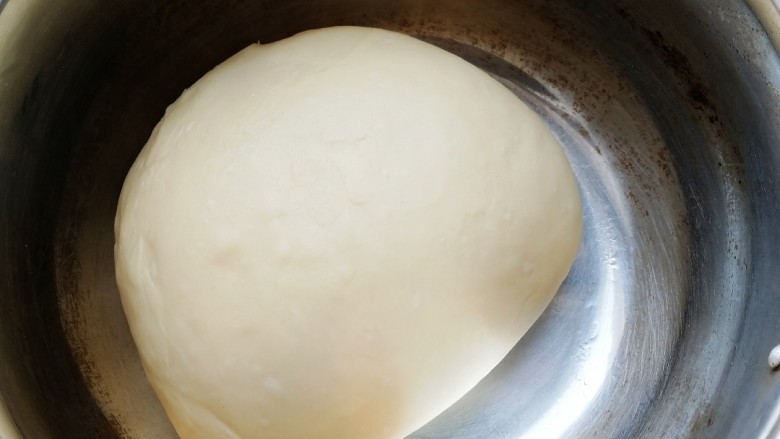 酸奶面包,面团揉光滑，放入密封的容器里，室温发酵。