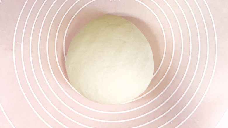 酸奶面包,移至案板上，揉成光滑的面团
