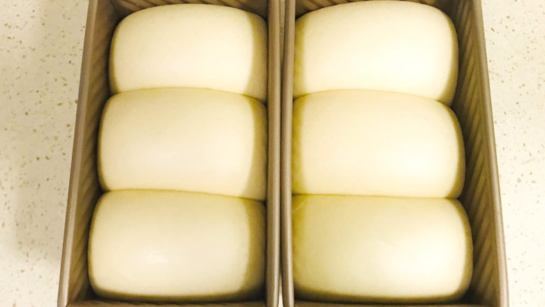 酸奶面包,二次发酵的时间大约需要一个半小时，发酵至模具的八成高就可以了