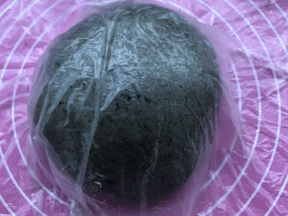 黑芝麻酱馒头,盖保鲜膜发酵。