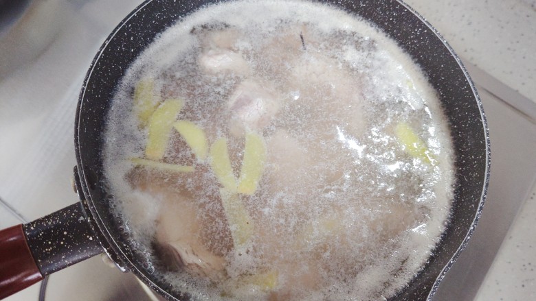 红枣莲藕汤,然后放入猪小排煮七八分钟