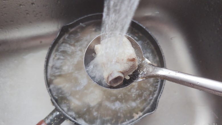 红枣莲藕汤,煮好之后用流动水洗净表面的浮沫