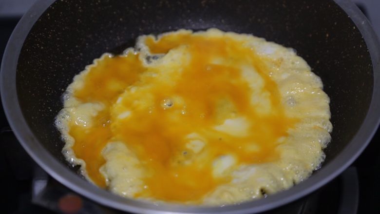 花菜炒鸡蛋,锅里倒入少许油，倒入蛋液