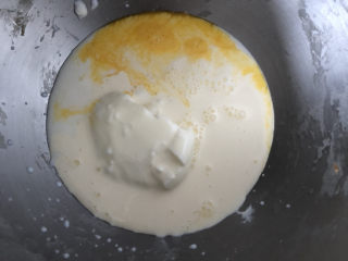 花朵奶油奶酪面包,厨师机里先放蛋液、酸奶、牛奶、淡奶油。