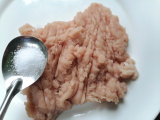 豆腐肉丸子,将肉洗干净剁成肉馅并加入适量盐调味