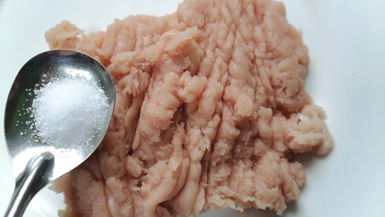 豆腐肉丸子,将肉洗干净剁成肉馅并加入适量盐调味