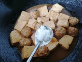 豆腐肉丸子,等汤汁稍微收干加入少许白糖提味