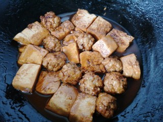 豆腐肉丸子,等豆腐和肉丸入味上色即可出锅