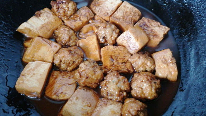豆腐肉丸子,等豆腐和肉丸入味上色即可出锅