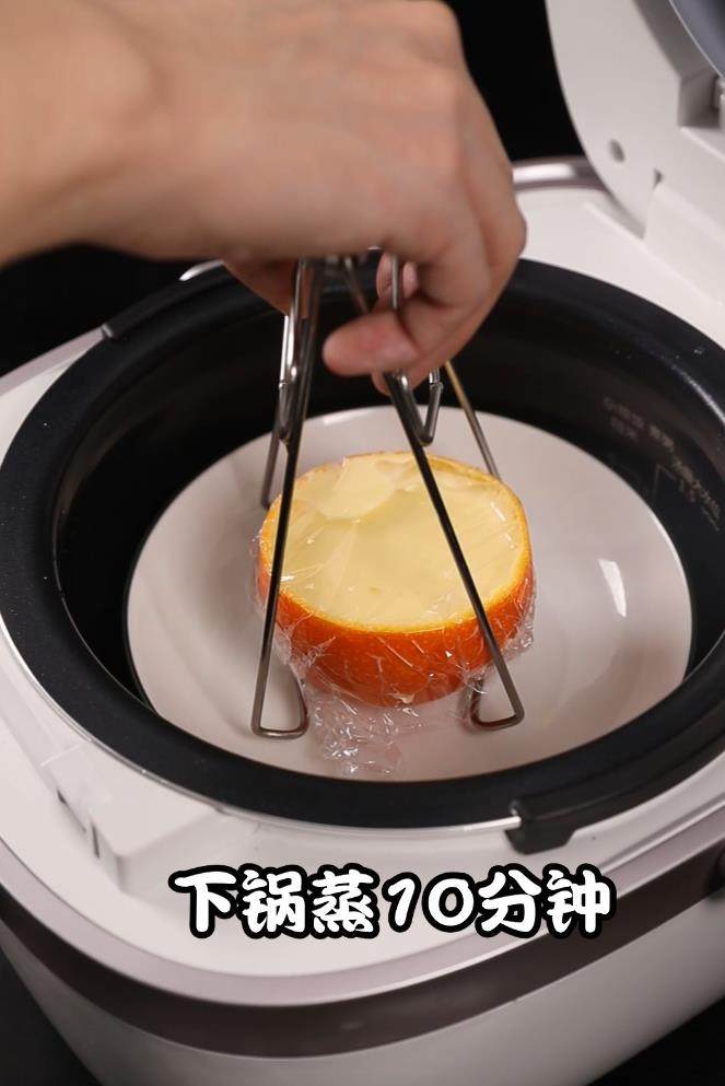 香橙鸡蛋杯,下锅蒸10分钟
