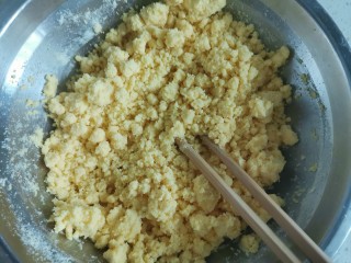 玉米面香蕉面包（无糖无油，低卡减脂）,把玉米面用开水烫一下，烫成面疙瘩，这样口感会更细腻