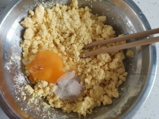 玉米面香蕉面包（无糖无油，低卡减脂）,晾至至温热后加入酵母和鸡蛋