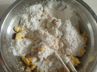 玉米面香蕉面包（无糖无油，低卡减脂）,加入普通面粉，先搅拌至无干粉状