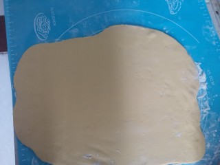 玉米面香蕉面包（无糖无油，低卡减脂）,发酵好后，取出揉面排气，擀成一个长方形大薄饼