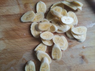 玉米面香蕉面包（无糖无油，低卡减脂）,把香蕉切成斜片