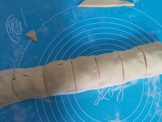 玉米面香蕉面包（无糖无油，低卡减脂）,然后把最后一片面片盖在上面，切成大小均匀的剂子