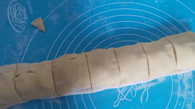 玉米面香蕉面包（无糖无油，低卡减脂）,然后把最后一片面片盖在上面，切成大小均匀的剂子