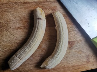 玉米面香蕉面包（无糖无油，低卡减脂）,发酵时间来准备其他食材，香蕉剥皮