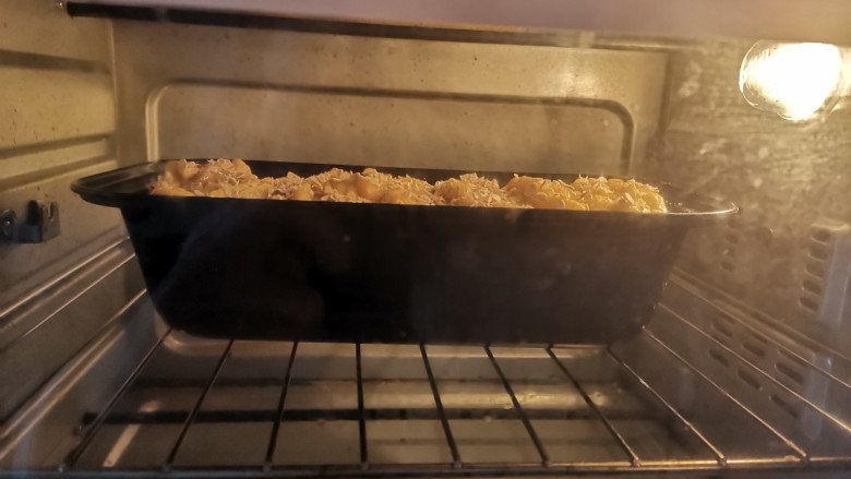 玉米面香蕉面包（无糖无油，低卡减脂）,送入预热好的烤箱上下火，170度烤30分钟