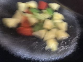 菠萝咕噜肉,水开倒入配菜焯1分钟。