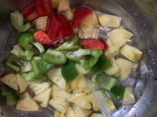 菠萝咕噜肉,把彩椒切块也放进去加入能淹没的水量。