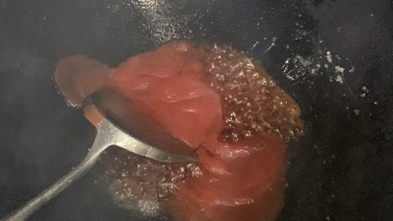 菠萝咕噜肉,加入番茄酱。