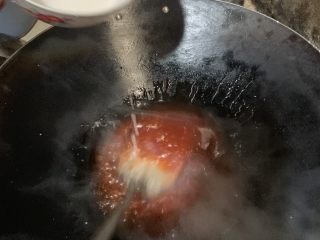 菠萝咕噜肉,一点点加入番茄酱里。