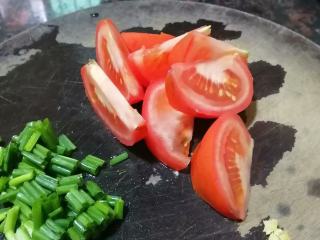 番茄荞麦面,番茄切块，葱切成葱花、姜切碎