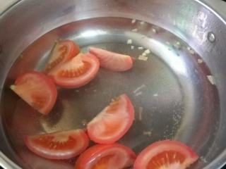 番茄荞麦面,重新烧开水，加入油、盐、姜末和番茄块，煮至熟