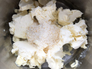 花朵奶油奶酪面包,奶油奶酪软化后加入糖和椰蓉。