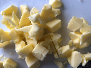 花朵奶油奶酪面包,初步出膜后加入软化的黄油继续揉面。