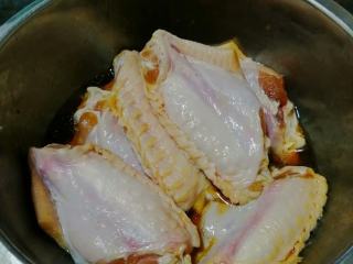 煎焗鸡中翅,除油以外的所有材料加入到鸡中翅中，搅拌均匀，腌渍2小时（天气热要放入冰箱喔）