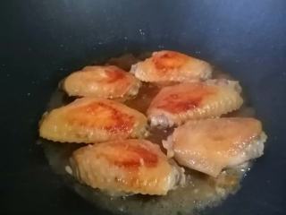 煎焗鸡中翅,开盖，翻面两次，以防粘锅