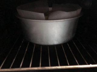 花朵奶油奶酪面包,烤箱里放一碗热水，进行第二次发酵。