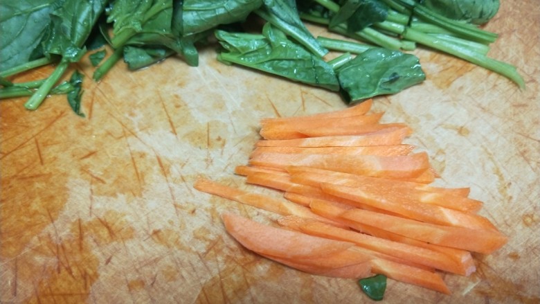 菠菜鱼丸汤,胡萝卜切成丝。