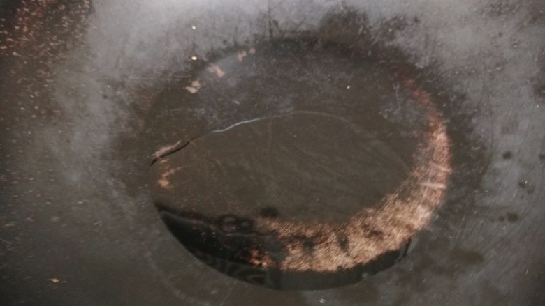菠菜鱼丸汤,锅中倒入适量油。