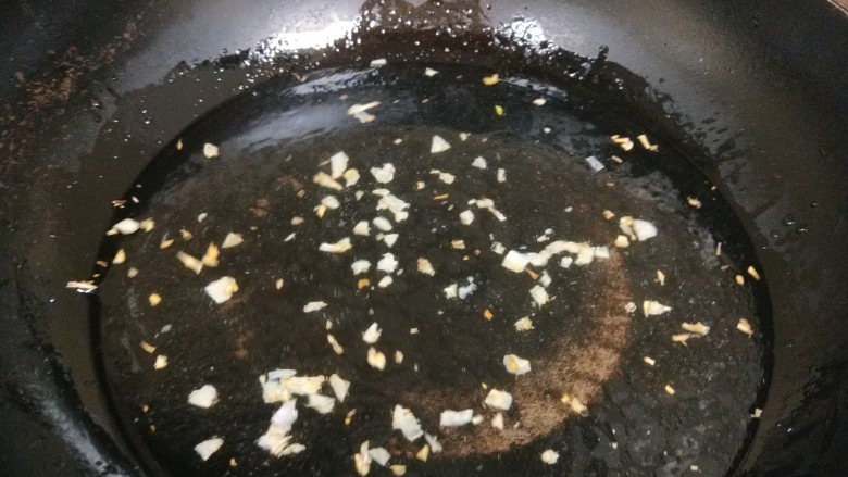 菠菜鱼丸汤,加入适量水烧开。