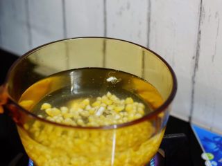 黄瓜炒腊肠,锅中烧开水，放入玉米焯熟