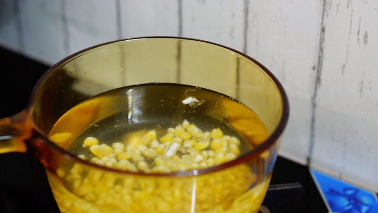 黄瓜炒腊肠,锅中烧开水，放入玉米焯熟
