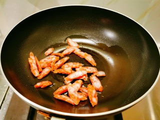 黄瓜炒腊肠,起油锅放入食用油，油热后放入腊肠翻炒。