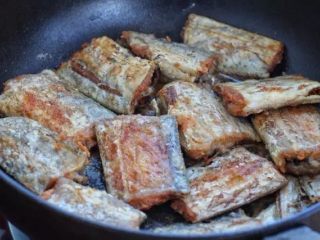 干煎带鱼,直到将带鱼煎成表皮金黄酥脆状，关火盛出即可。