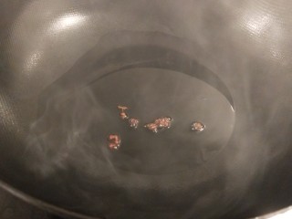 香酥牛肉饼,锅中倒入适量油烧热炸花椒八角油。