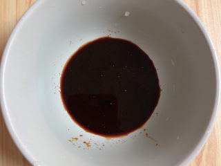 培根芦笋卷,准备些黑胡椒汁。