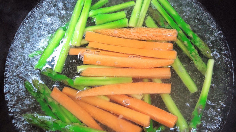 培根芦笋卷,后放入胡萝卜烫一下，蔬菜捞出待用。