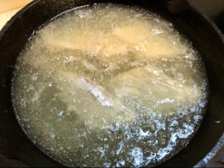 干煎带鱼,锅内加入油烧热后，逐片放入带鱼